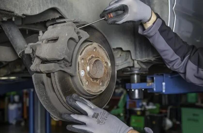 Why Cars Use Disc Brakes Instead of Drum Brakes