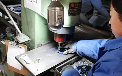 Shim bonding: Shims are placed on the brake pad.